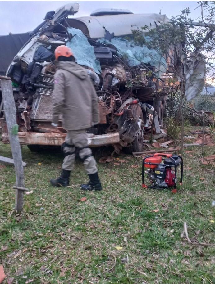 Acidente destrói cabine de caminhão