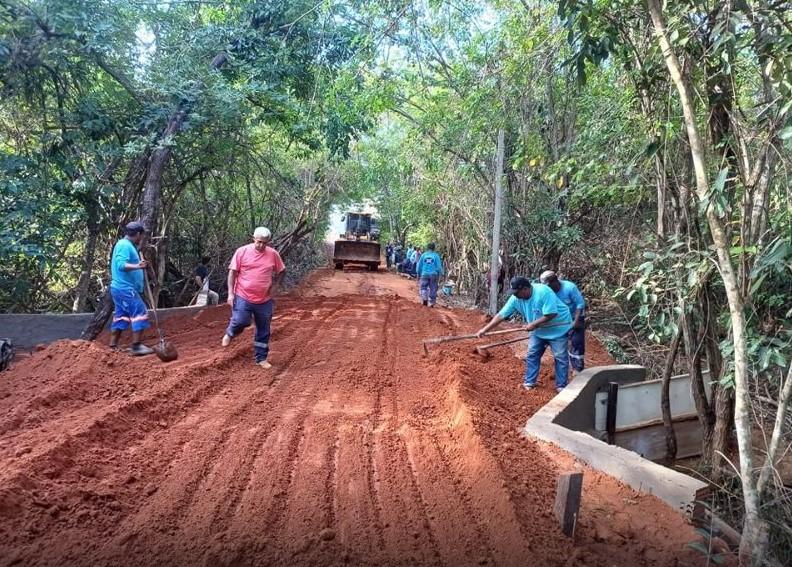 Prefeitura troca ponte de madeira por tubulação de concreto