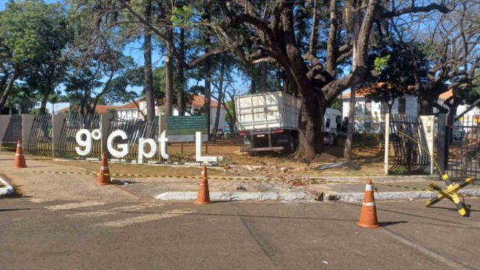 Desgovernado, caminhão seguiu em alta velocidade por 6 km, até bater no portão do Exército em MS