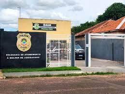 Mulher é esfaqueada na cabeça por marido que é preso na casa de vizinhos