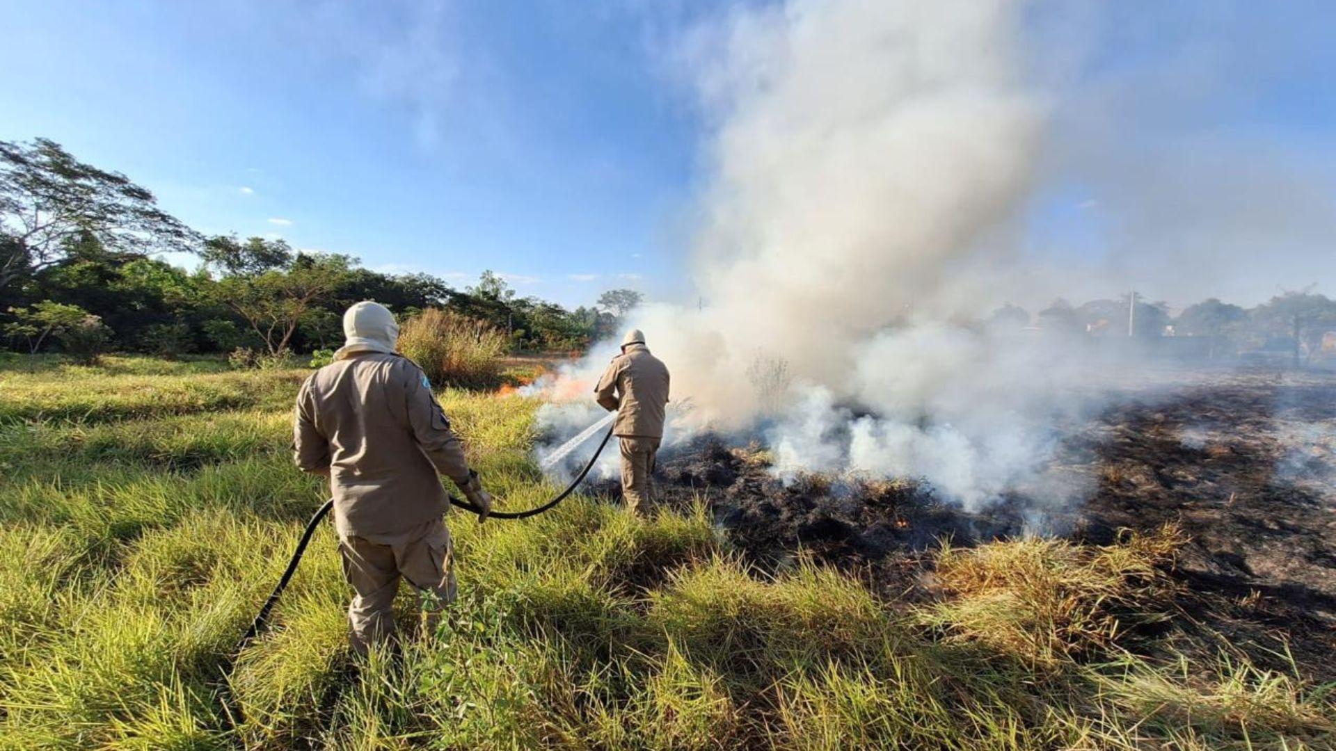 Bombeiros são acionados duas vezes para combate a incêndio em terreno baldio de Aquidauana