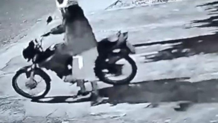 Câmera flagra mulher furtando moto em residência de Aquidauana