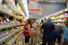 Com inflação e desemprego em baixa, consumo das famílias nos supermercados aumenta