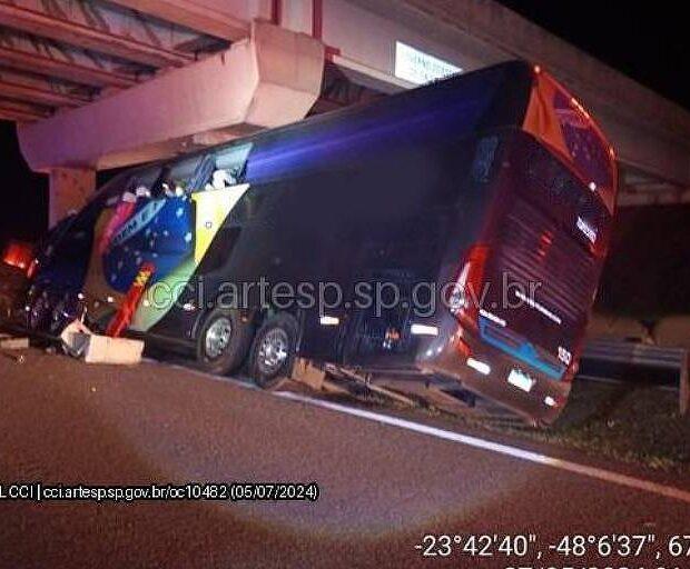 Dez pessoas morrem e mais de 40 ficam feridas em acidente com ônibus nessa madrugada