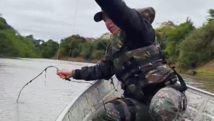 Durante fiscalização, PMA flagra linhas de 20 metros com anzóis atravessando o Rio Miranda