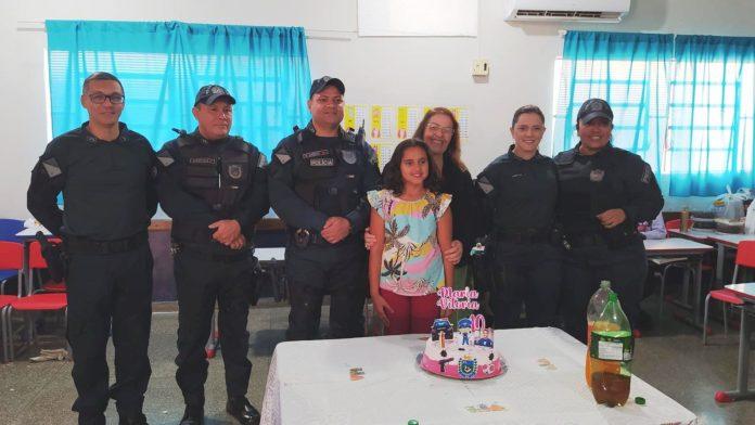 Fã da PM, menina ganha festa temática na escola e recebe visita surpresa em Aquidauana