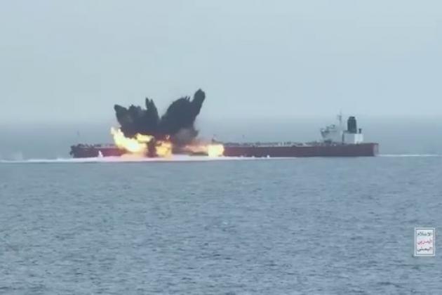 Houthis explodem petroleiro com barco kamikaze não tripulado