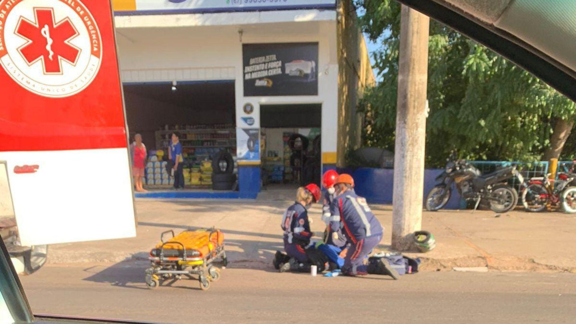 Motociclista é socorrido pelo SAMU após colidir na traseira de carro em Anastácio