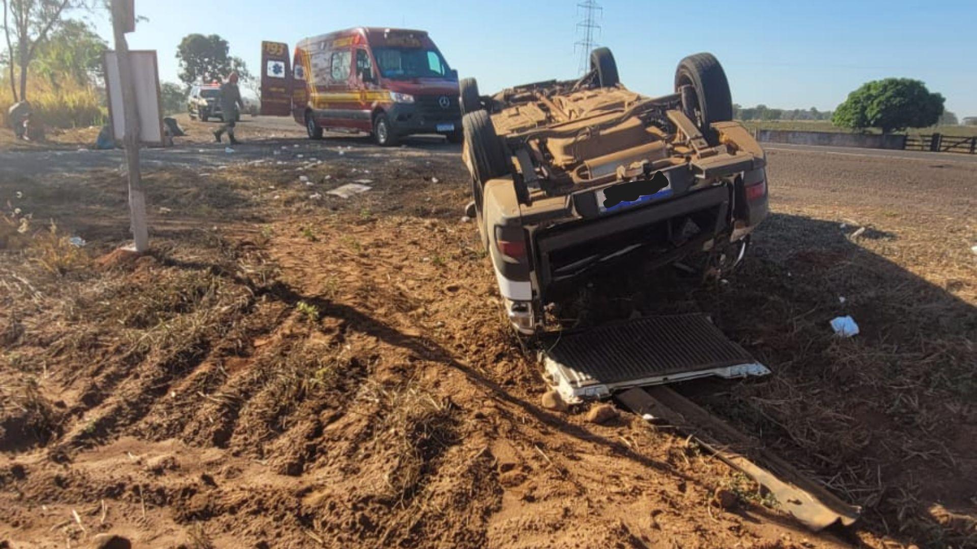 Motorista perde controle da direção e capota veículo na BR-262 em Anastácio