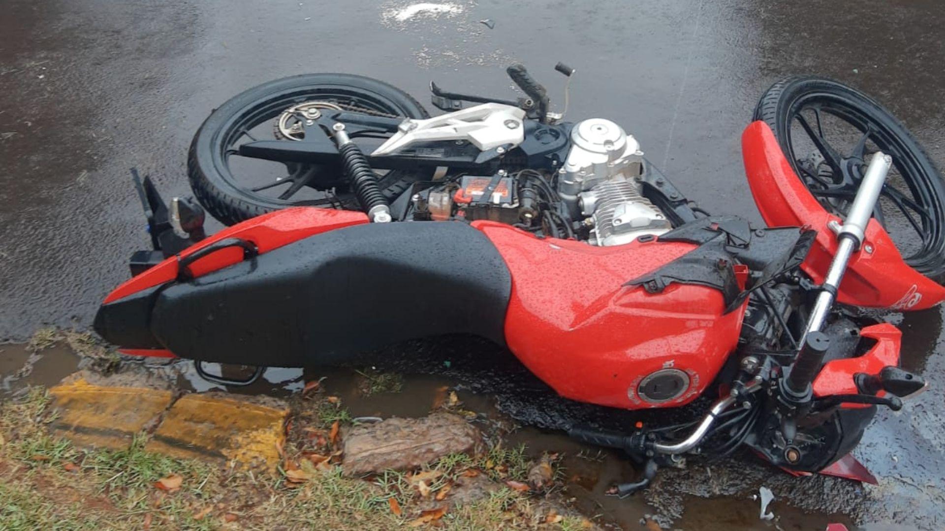 Mulher fica com fratura exposta em colisão entre camionete e moto em Aquidauana