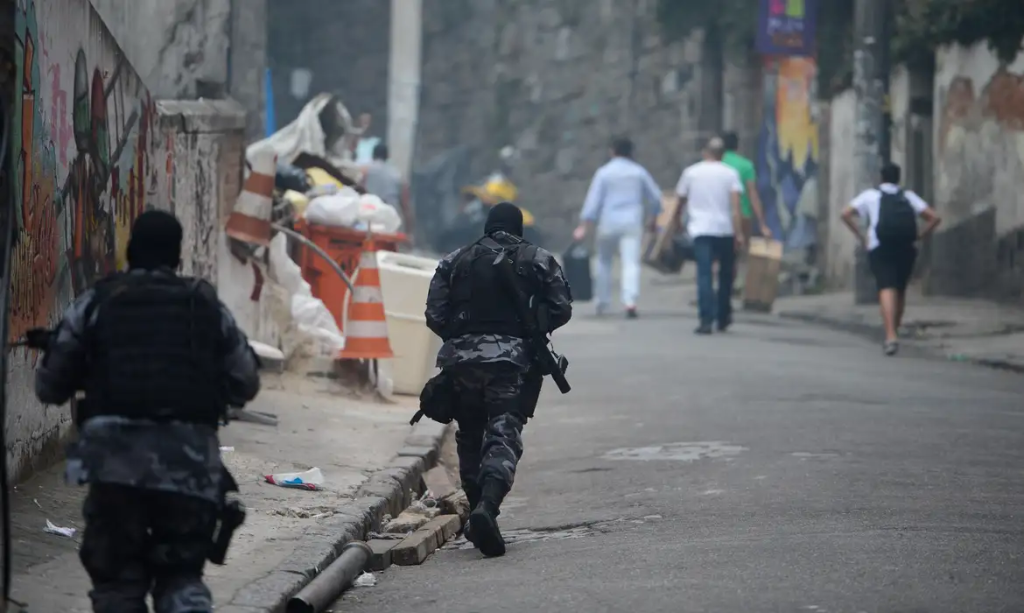 PM realiza operação em favela após ordem de traficantes para fechar igrejas católicas