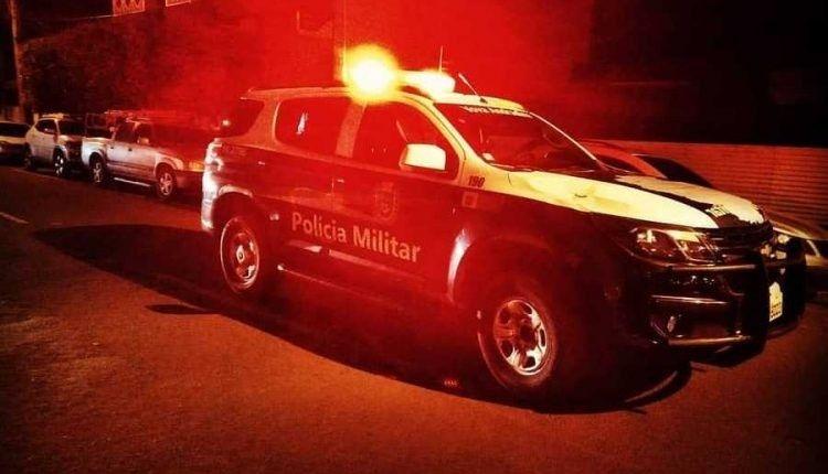 Adolescente é baleado por dupla em moto