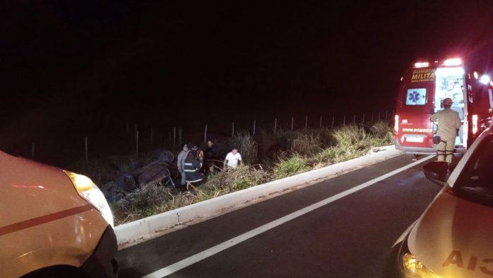 Homem morre e dois ficam feridos após veículo capotar ao desviar de tamanduá na Estrada do 21