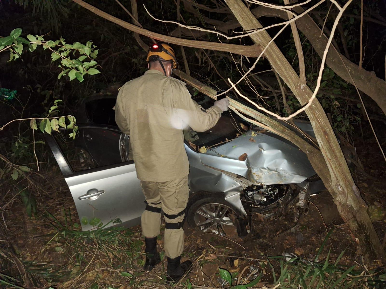 Motorista com sinais de embriaguez sai da pista e cai em ribanceira de 6 metros na BR-262