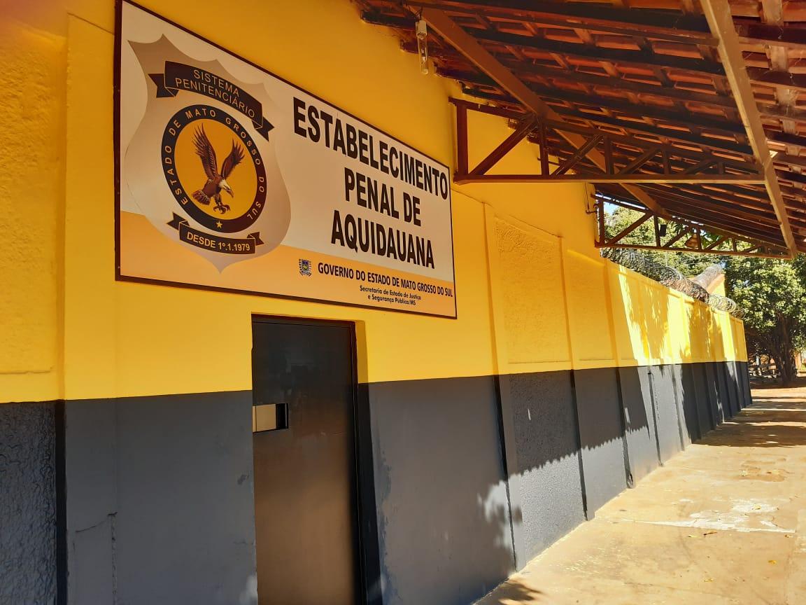 Mulher é flagrada tentando entrar com drogas nos chinelos no presídio de Aquidauana