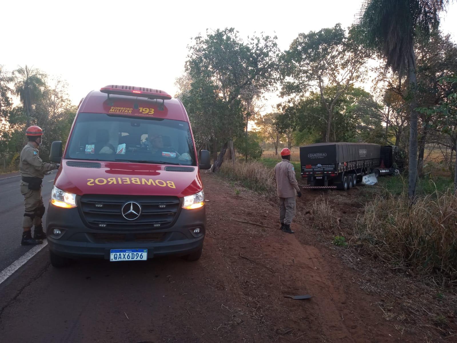 Barra de direção quebra, carreta sai da pista na BR-262 em Anastácio e passageira fica ferida