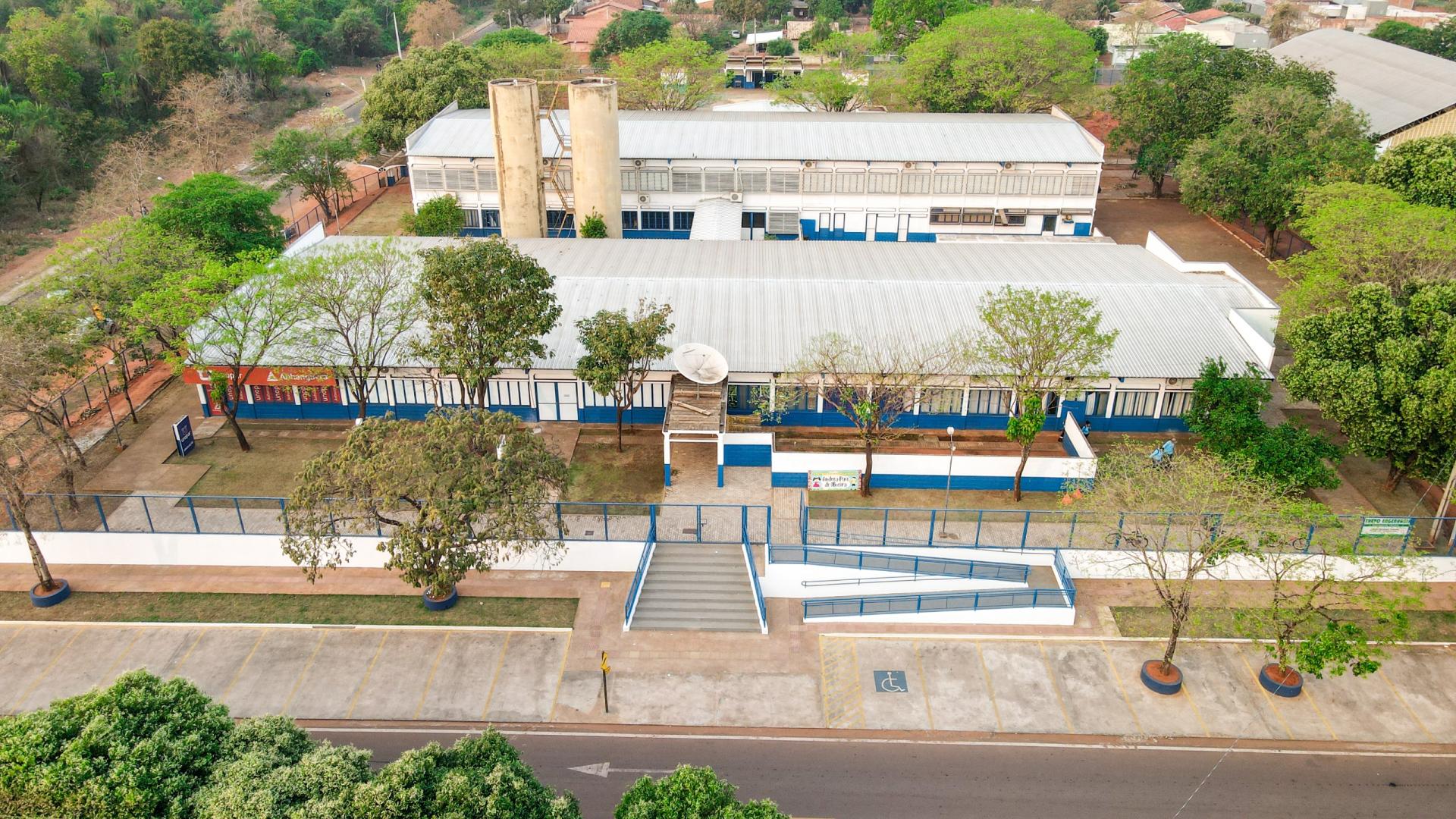 Com investimento de R$ 2,5 milhões, prefeitura entrega escola CAIC reformada e equipada