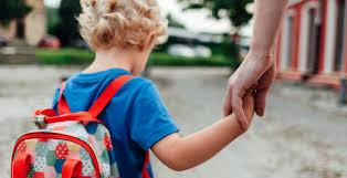 Mãe denuncia professora por passar fezes no rosto de menino em creche