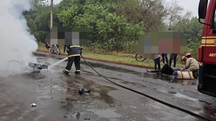 Motocicleta pega fogo após colidir com vaca na vila São Pedro em Aquidauana