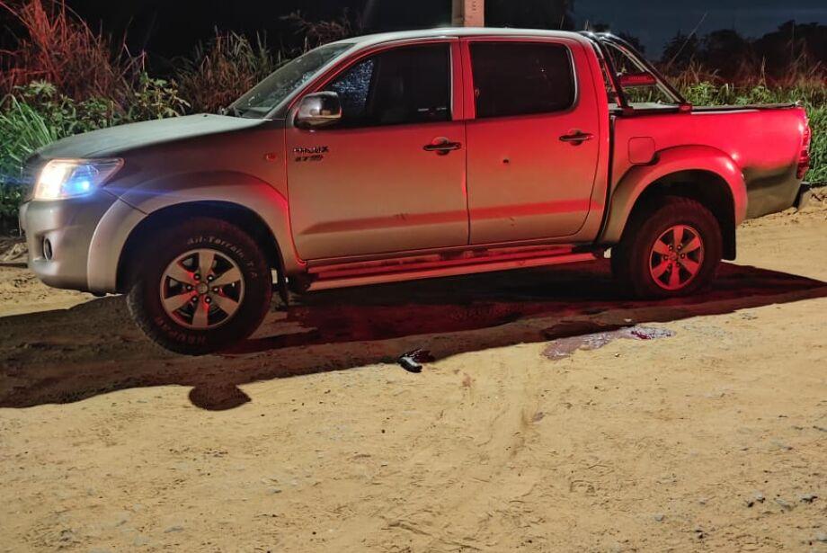 Após renderem casal de idosos, ladrões roubam Hilux e acabam mortos pela polícia