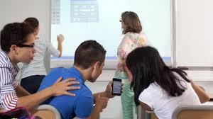 Celular em sala desafia dia a dia de professores, dizem pesquisadores