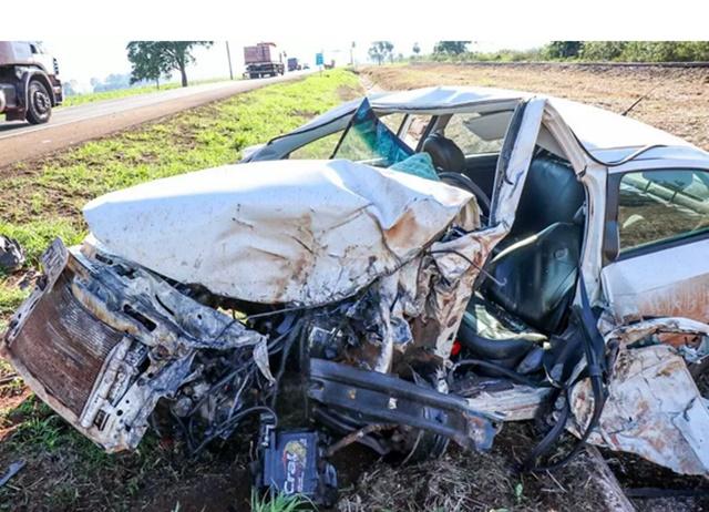 Colisão violenta entre carro e carreta deixa motorista em estado grave