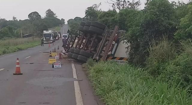 Duas carretas capotam em rodovia estadual, buracos são apontados como causa