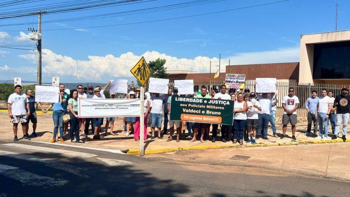 Familiares e amigos de policiais pedem justiça e verdade