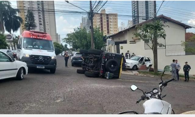 Idoso não enxerga a sinalização e bate em fiat uno