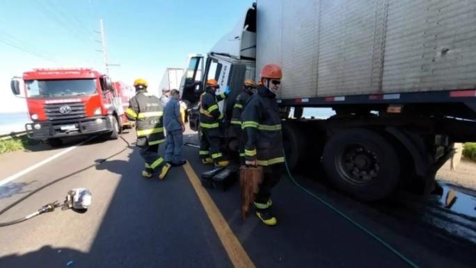 Caminhoneiro se distraiu filmando paisagem, quando bateu carreta no ‘Pare e Siga’ na BR-267