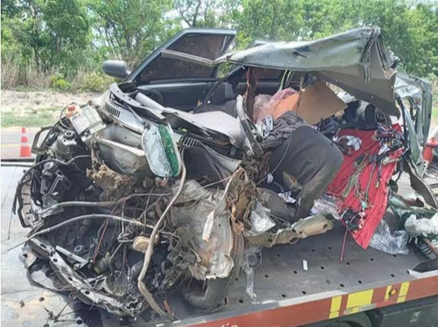 Colisão frontal entre carreta e um Fiat Uno mata jovem de 27 anos