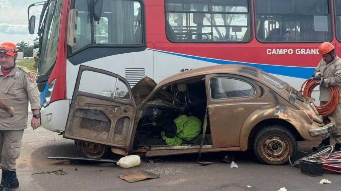 Fusca ‘passa direto’ em avenida e fica destruído ao atingir ônibus em cruzamento