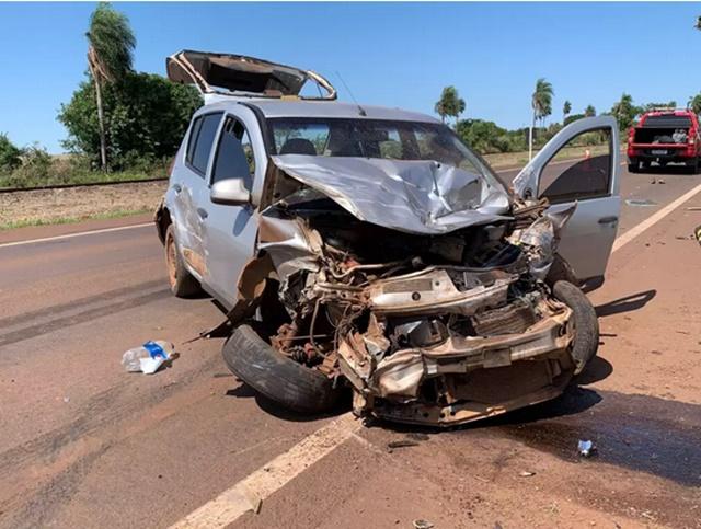 Idoso de 70 anos fica ferido após ser fechado por caminhão na BR-262