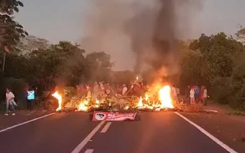 Manifestantes do MST continuam com bloqueio na BR 262