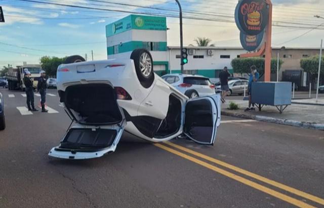 Motorista perde controle de veículo e capota