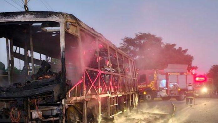 Ônibus estacionado na PMA na BR-262 pega fogo e fica totalmente destruído