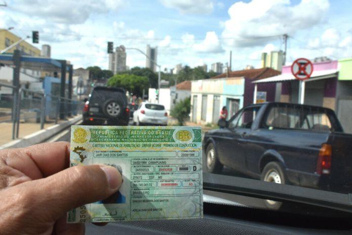 Quase 14 mil pessoas já foram flagradas dirigindo sem carteira em MS neste ano