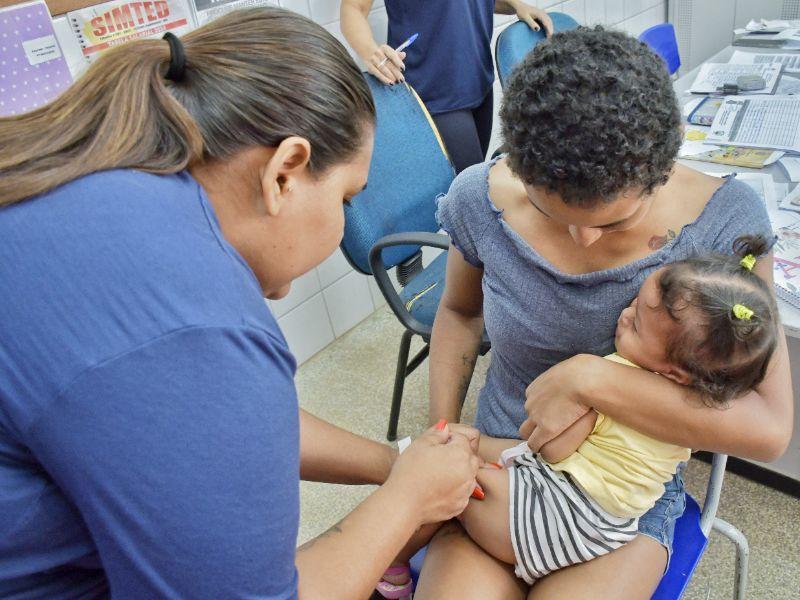 Saúde atualiza caderneta de vacina das crianças e adolescentes em Unidades de Ensino