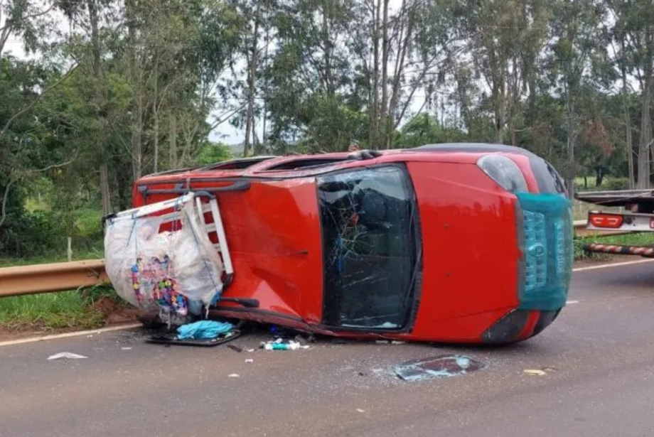 Carro com casal e 3 crianças capota na MS 395