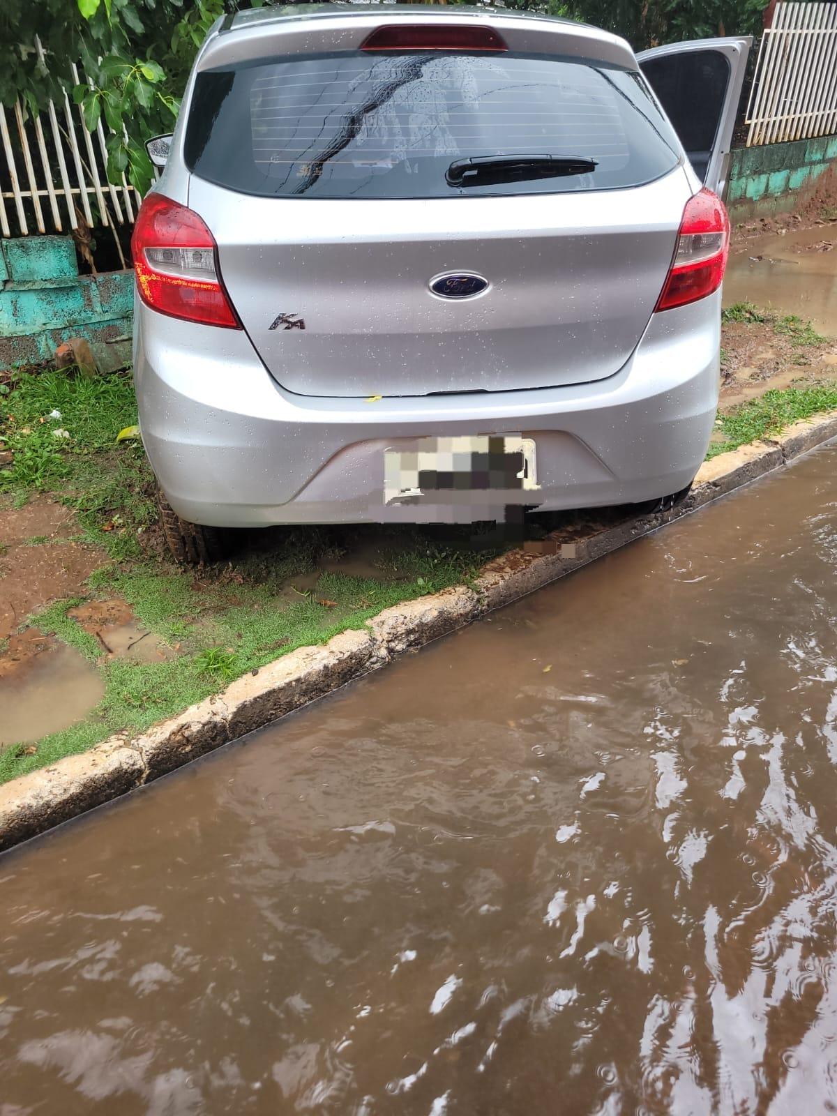 Idoso perde controle de veículo e bate numa árvore em Aquidauana