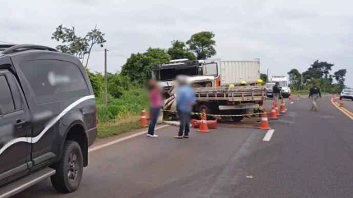 Mãe e filho morreram em acidente na BR-163 entre caminhonete e caminhão