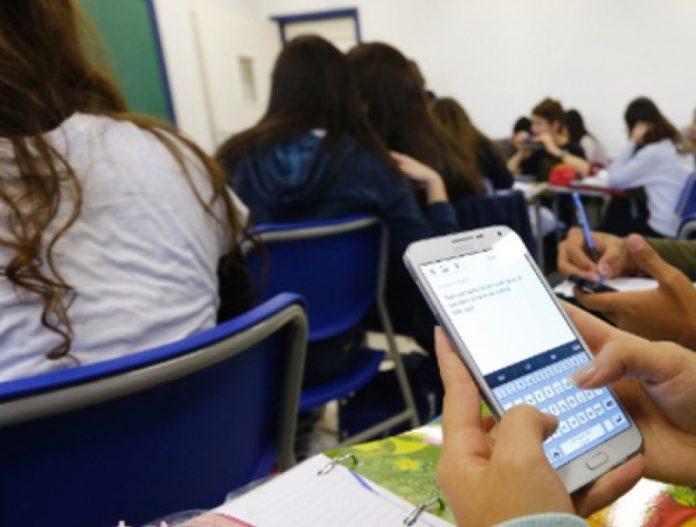 Projeto de Lei que proíbe celulares em escolas é aprovado; texto segue para sanção presidencial