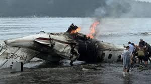 Avião cai em praia de Ubatuba, no litoral de São Paulo