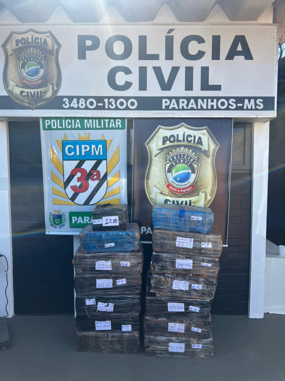 Traficante capota carro e é preso com 300 quilos de maconha